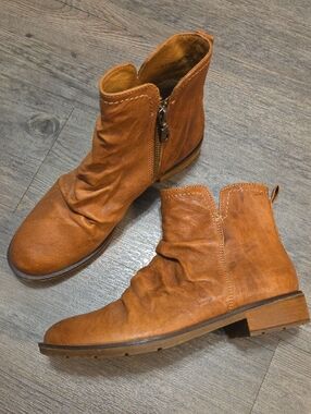 Söfft • "Beckie" Ruched Leather Ankle Boots (Luggage Tan)